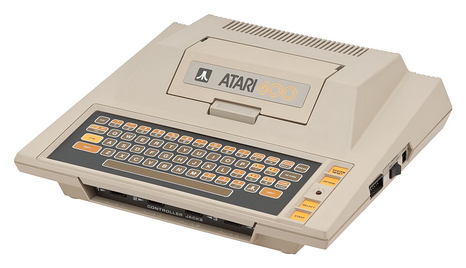 Atari 800 (by Evan-Amos, CC BY-SA 3.0)